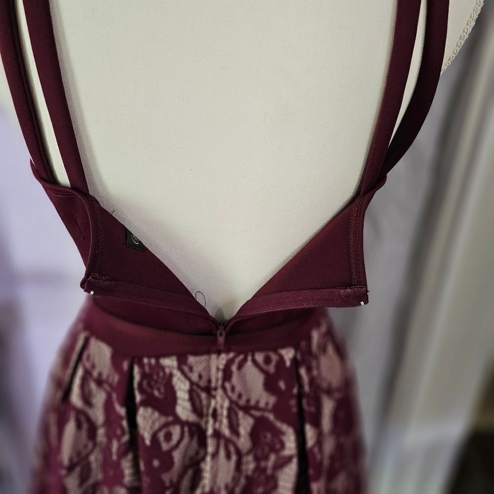 Elegant Burgundy Lace Dress - Picture 6 of 9
